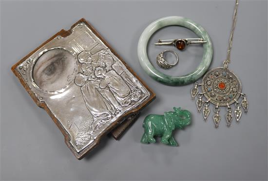 An Edwardian silver mounted photograph frame and mixed jewellery.